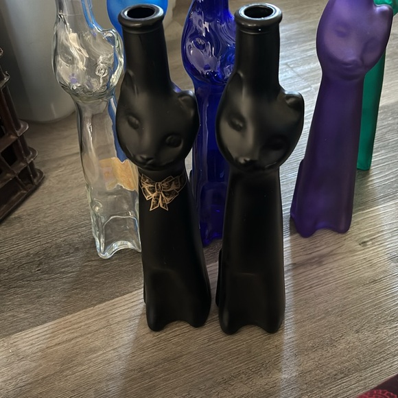 9 empty kitty wine bottles of various colours. - Picture 3 of 4